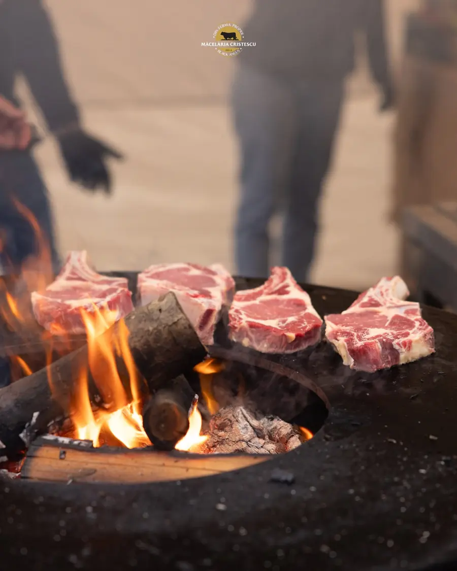 Steak-uri de vită pe grătar, deasupra focului