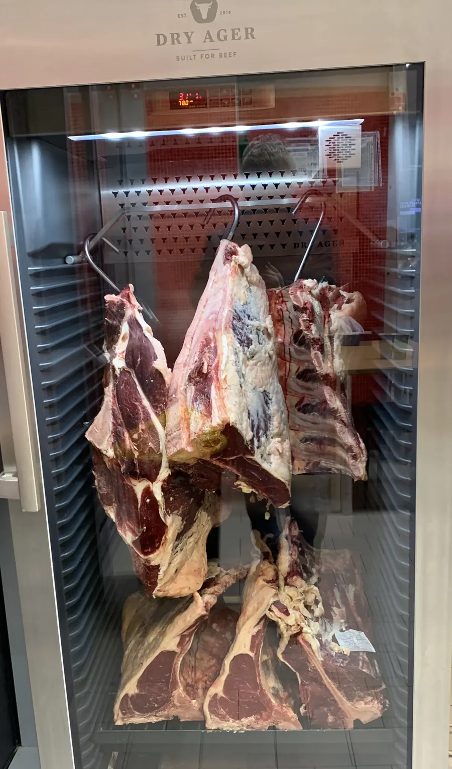 Carne de vită la maturat în camera de maturare Dry Ager